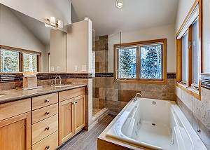 Bison's Ensuite Bathroom with