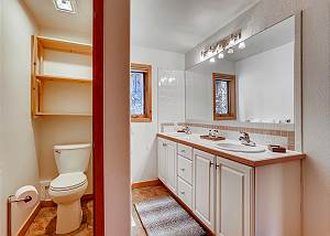 Thoroughbred King en-suite bathroom