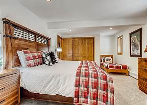 Brown Bear King Suite