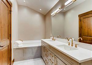 Mule Deer Ensuite Bath