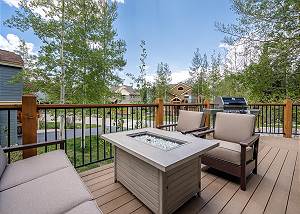Deck with gas fire table and