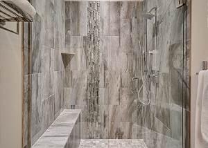 Quicksilver Queen Ensuite Bath