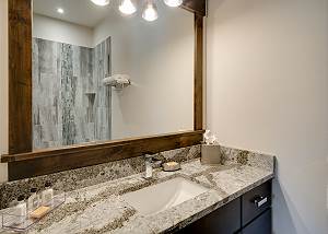 Quicksilver Queen Ensuite Bath