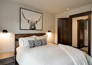 Half-moon Queen Bedroom