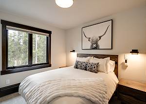 Half-moon Queen Bedroom