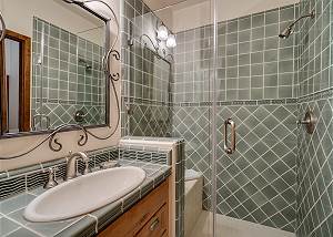 Snowflake Queen Ensuite Bath