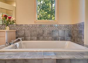 Tub in Roxie's Suite Ensuite Bath