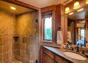 Queen room ensuite bath