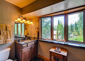 North suite bathroom