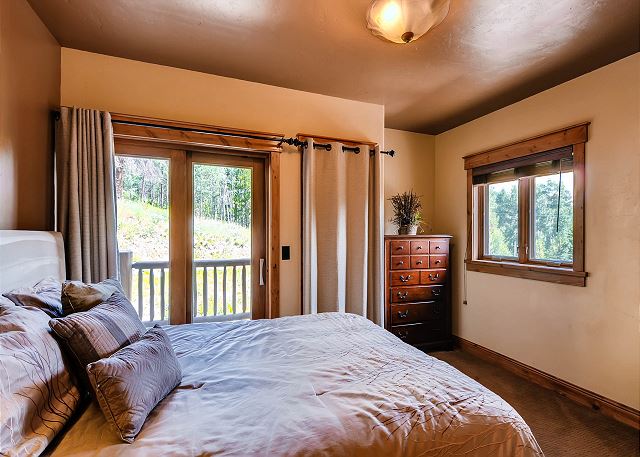 sleeps 2 in queen bed, attached bath