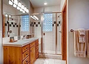 Elk Room Ensuite Bath