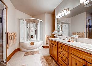 Beaver Bunk Room Ensuite Bath