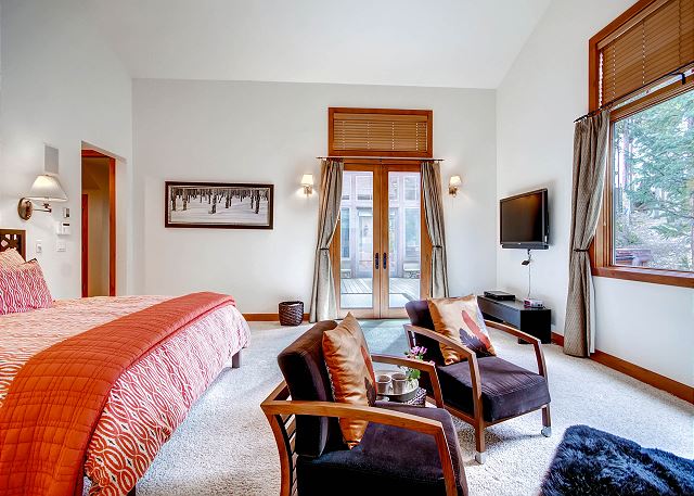 Kensington Main Suite - sleeps 2 in one king bed, ensuite bath, sitting area and gas fireplace