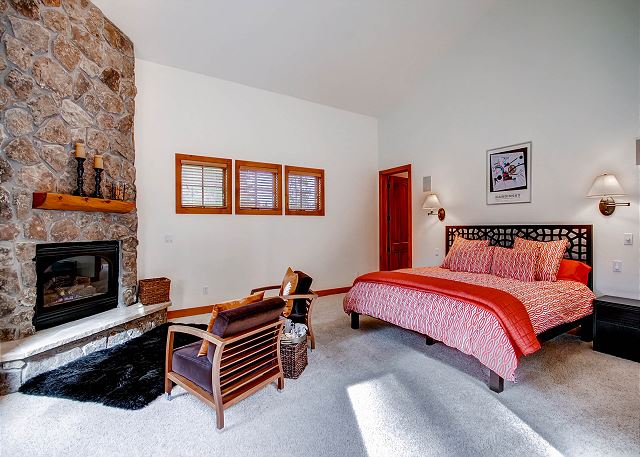 Kensington Main Suite - sleeps 2 in one king bed, ensuite bath