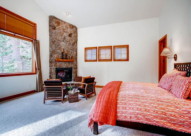 Kensington Main Suite - sleeps 2 in one king bed, ensuite bath, sitting area and gas fireplace