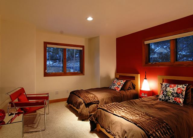 Upper level twin room