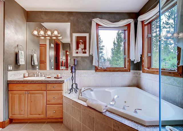 Kensington Main Suite Ensuite Bath with Large Jetted Tub, Two Sinks and Jetted Tub