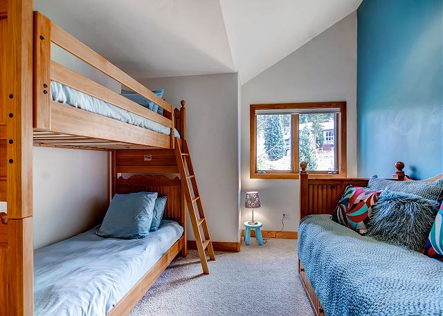 North Norfolk Wing Bunk - sleeps 4 in one set of twin bunks and one twin bed with pull out trundle bed, shares hall bath with North Norfolk Wing King