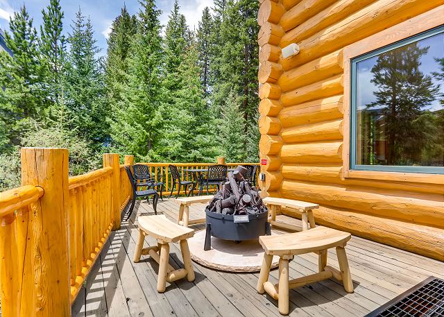 Outdoor gas fireplace