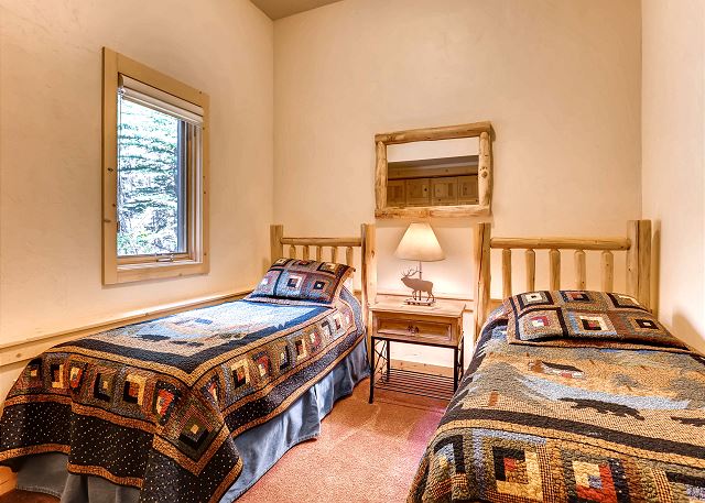 Elk Room Suite - sleeps 2 in two twin beds