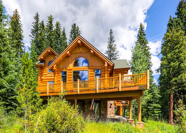 Sits directly on the Four O'clock Ski Run!