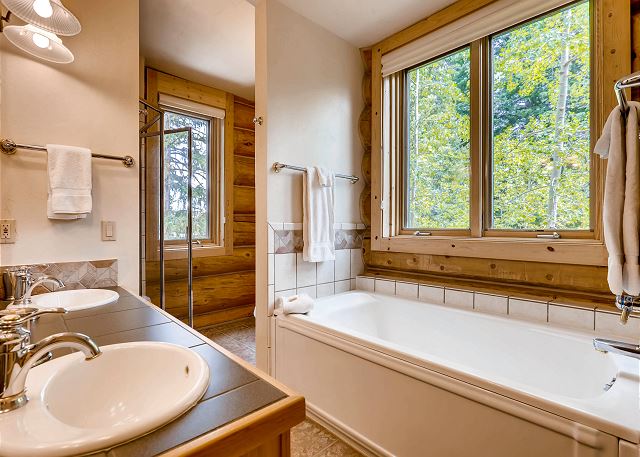 Pines Suite - Ensuite Bathroom