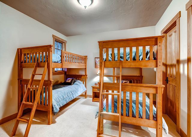 Enchanted Bunk Quarters - Sleeps 4 in two bunks (4 twin beds), ensuite bath