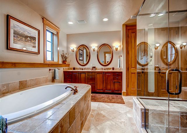 Royal Peak King Ensuite Bath