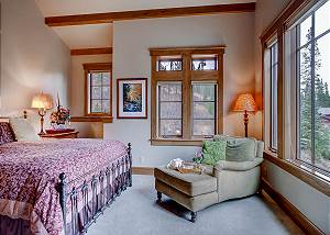 Royal Peak King Suite
