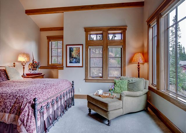 Sleeps 2 in one king bed, ensuite bath