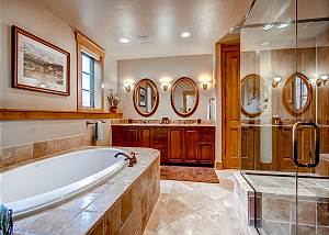 Royal Peak King Ensuite Bath