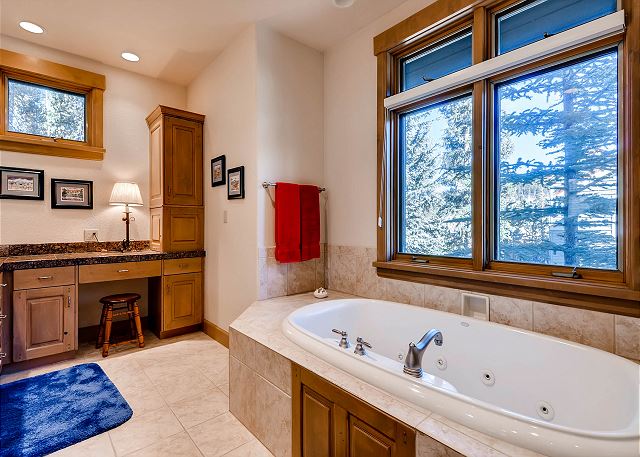 Grizzly Bear King Ensuite Tub