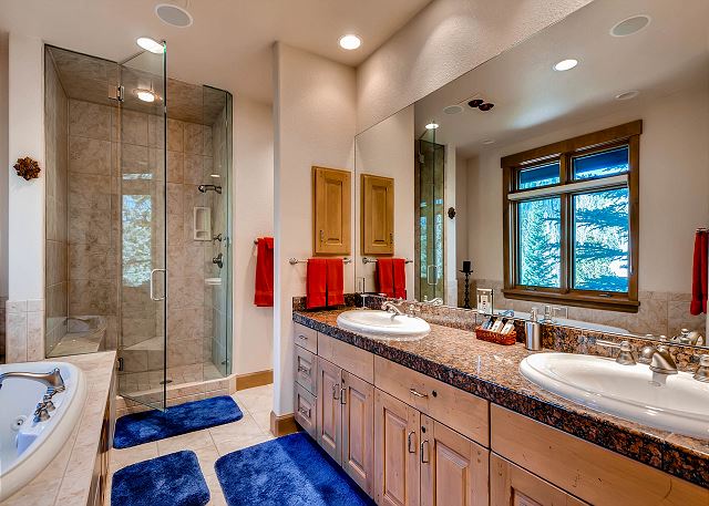 Grizzly Bear King Ensuite Bathroom