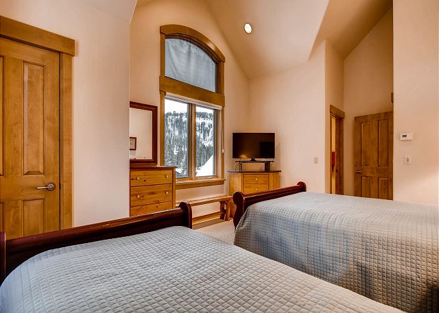 - sleeps 3 in one queen and one twin bed, ensuite bath with tub/shower