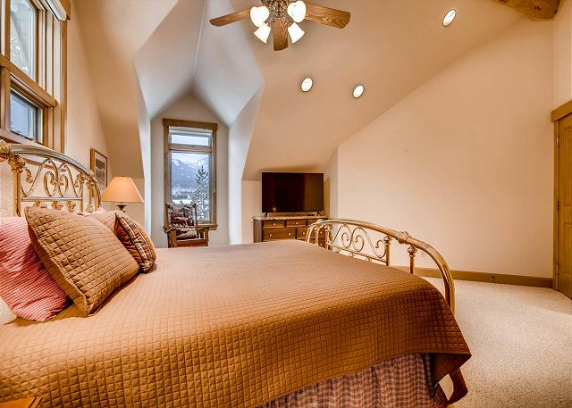 Polar Bear King Suite