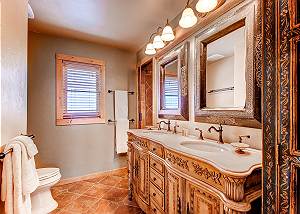 Les-Arcs ensuite bathroom