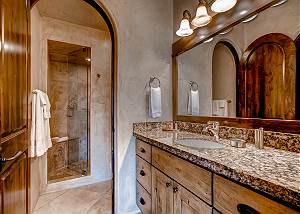 Monticello D'Alba Suite Ensuite Bath