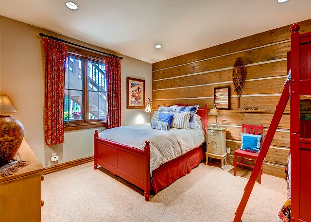 Americana Bunk / Queen - sleeps 5 in one twin trundle bunk bed (two twin beds) and one queen bed (hall bath)