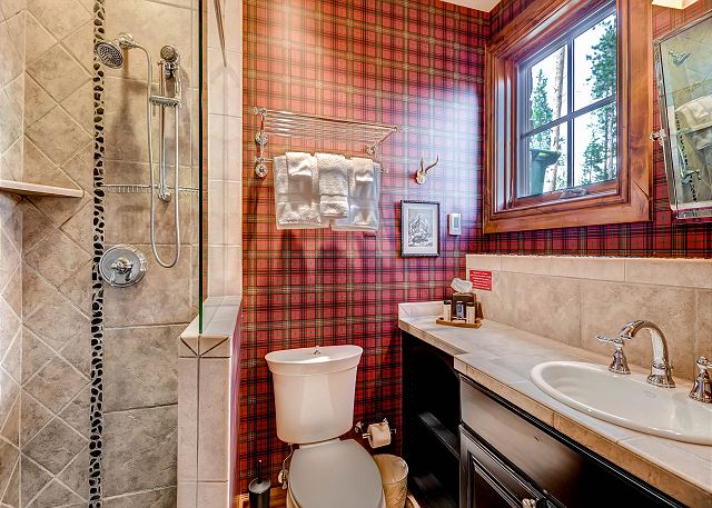 Noah’s Ark Queen Ensuite Bath