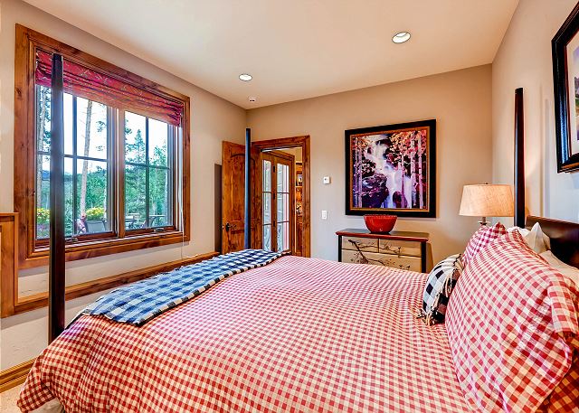 Noah’s Ark Queen - sleeps 2 in one queen bed (ensuite bath)