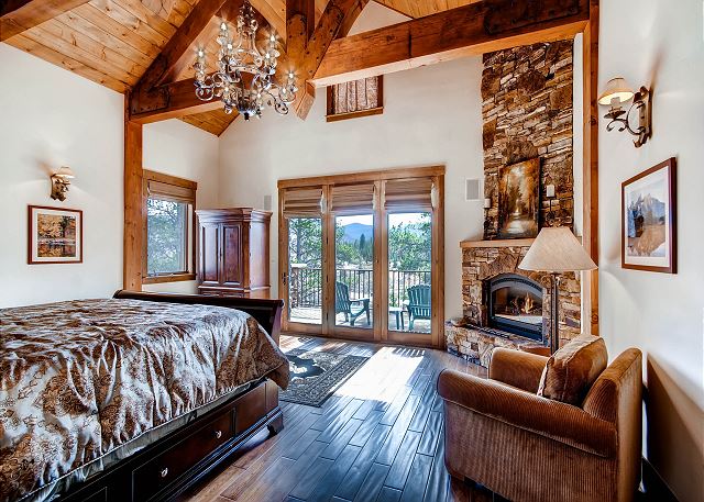 Mountain Thistle King Suite – sleeps 2 in one king bed, ensuite master bath