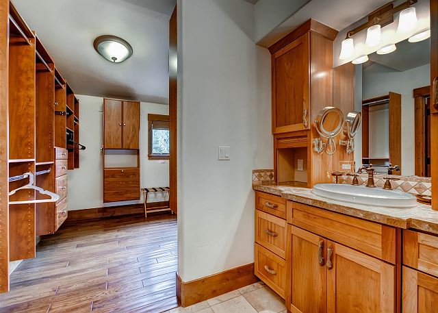 Mountain Thistle King Suite Ensuite Bath