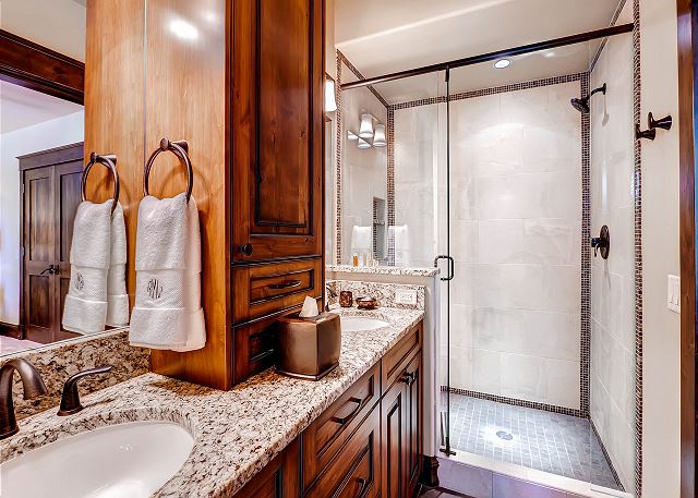 Red Fox King Ensuite Bath