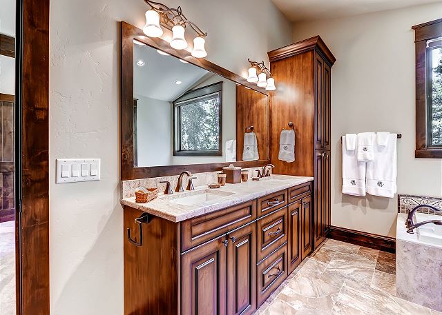 Rocky King Ensuite Bath