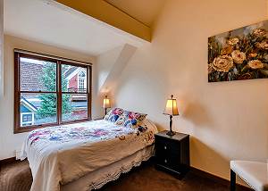 Upper Level Queen Bedroom (1 of 2)