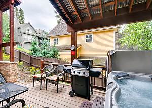 Raven's Call deck with hot tub and BBQ gas grill
