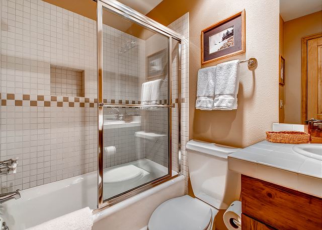 Ptarmigan Twin Bedroom Ensuite Bath