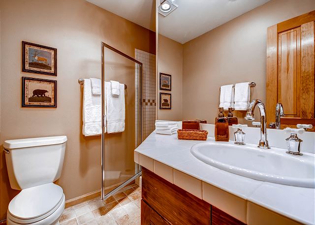 Pika Queen Bedroom Ensuite Bath