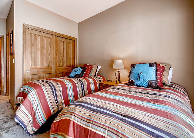 Ptarmigan Twin Bedroom – sleeps 2 in two twin beds or conversion to king bed sleeping 2, ensuite tub/shower bath