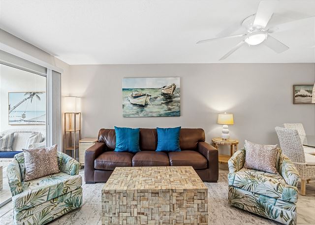 2/2 (136) Club Interior